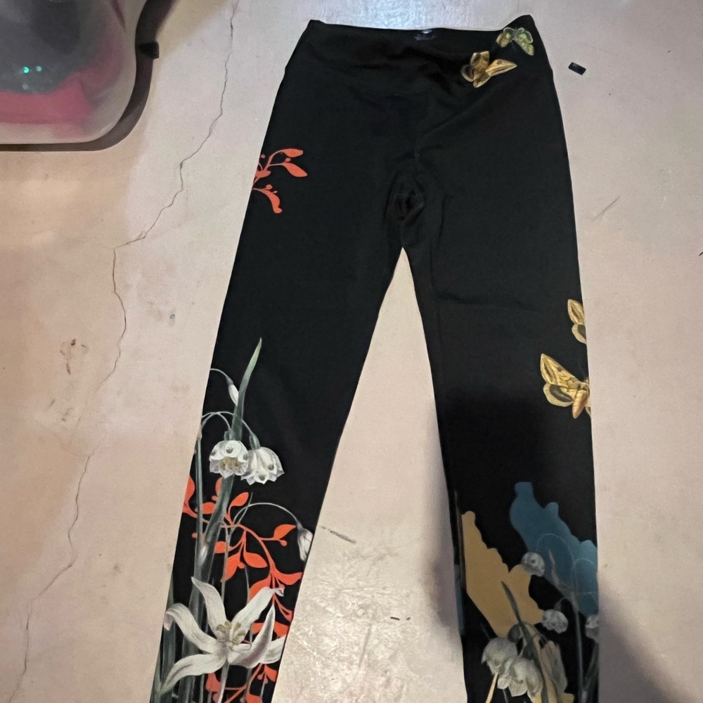 Noli Yoga Leggings with Floral Design. Butterfly and flower.